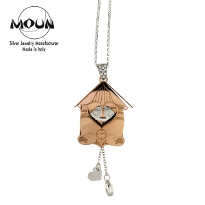 Collana con pendente a forma di orologio a cucù in argento 925 placcato oro rosa con elementi in argento rodiato.